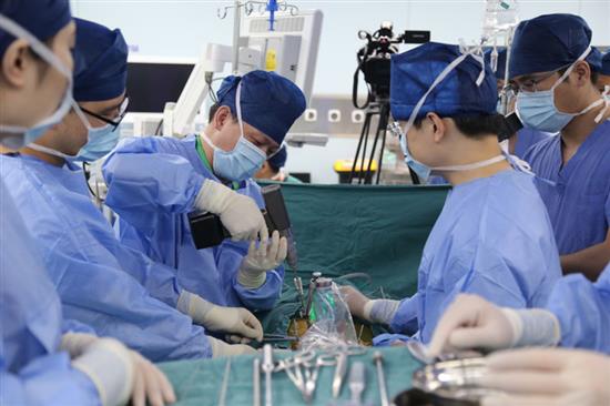 近日上海市第一人民医院骨科团队，完成上海首例MAZOR机器人辅助下脊柱肿瘤切除术。 医院供图